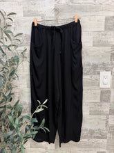 Load image into Gallery viewer, Weekender Black Barrel Pants

