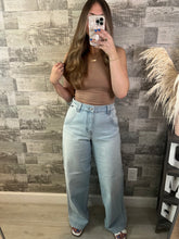 Load image into Gallery viewer, Cali Summer Boyfriend Jeans
